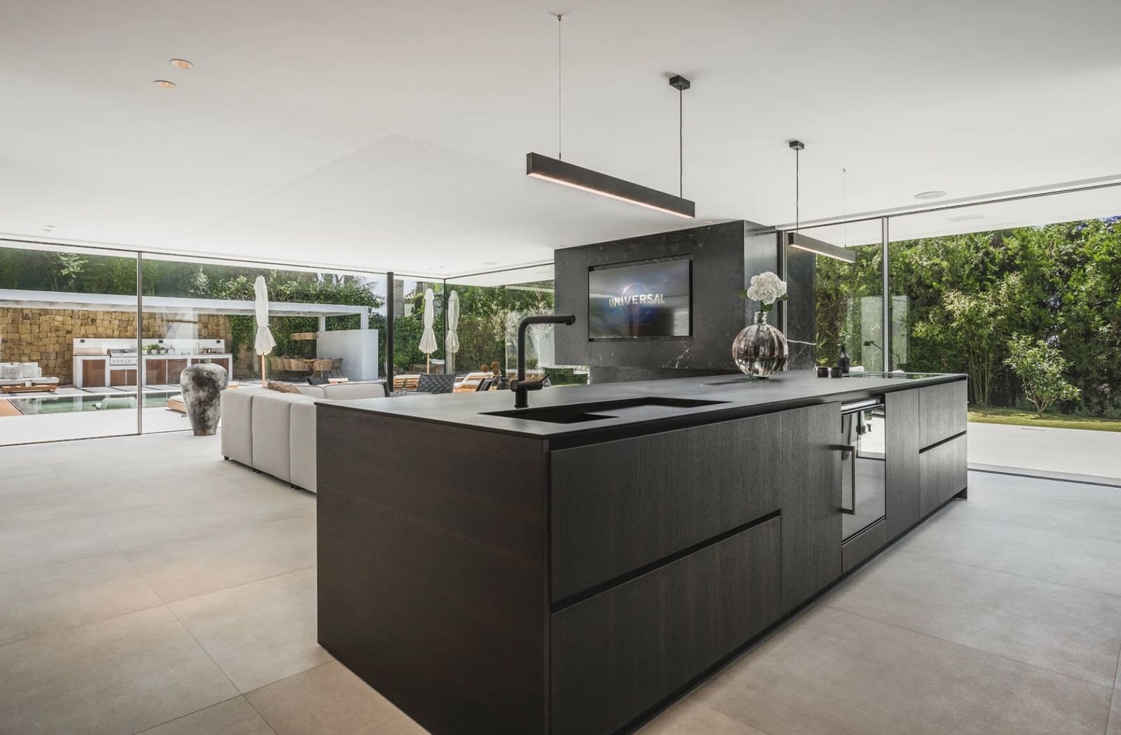 4 bedroom Villa for sale in Nueva Andalucia with pool garage - € 3,950,000 (Ref: 8464428)