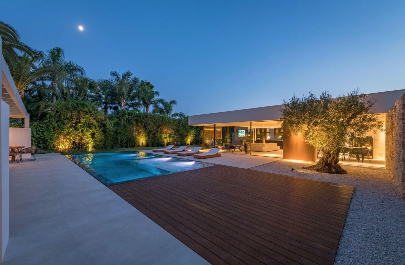 4 bedroom Villa for sale in Nueva Andalucia with pool garage - € 3,950,000 (Ref: 8464428)