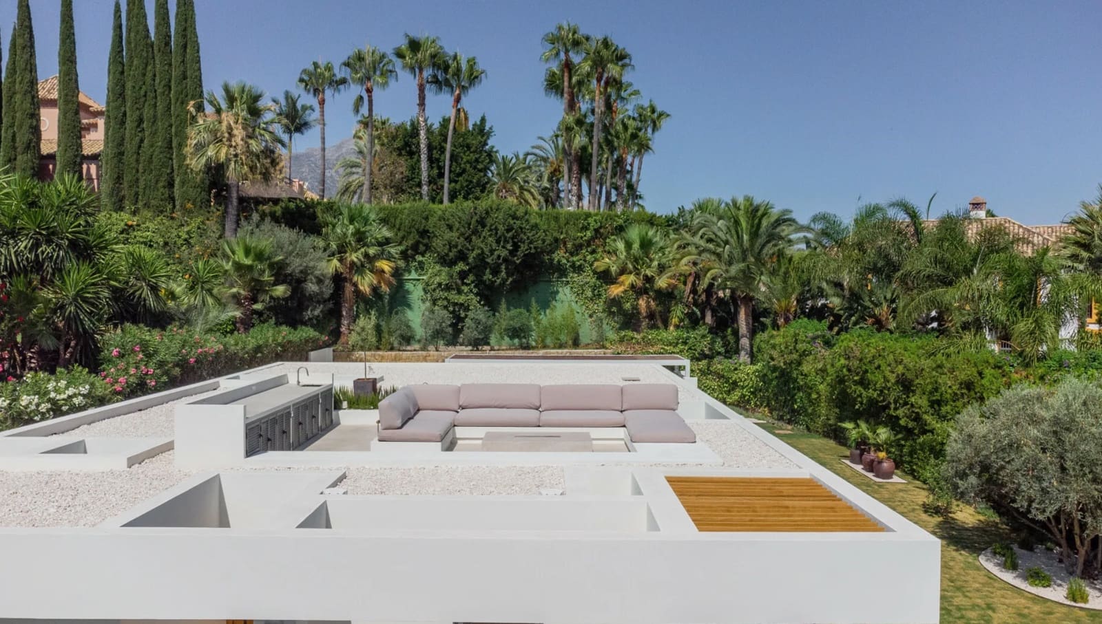 4 bedroom Villa for sale in Nueva Andalucia with pool garage - € 3,950,000 (Ref: 8464428)