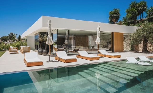 4 makuuhuone Huvila myytävänä paikassa Nueva Andalucia, Marbella mukana uima-altaan 
autotalli - 3 950 000 € (Ref: 8464428)