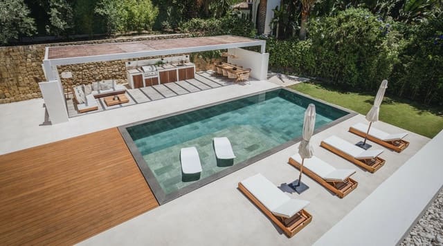 4 makuuhuone Huvila myytävänä paikassa Nueva Andalucia, Marbella mukana uima-altaan 
autotalli - 3 950 000 € (Ref: 8464428)