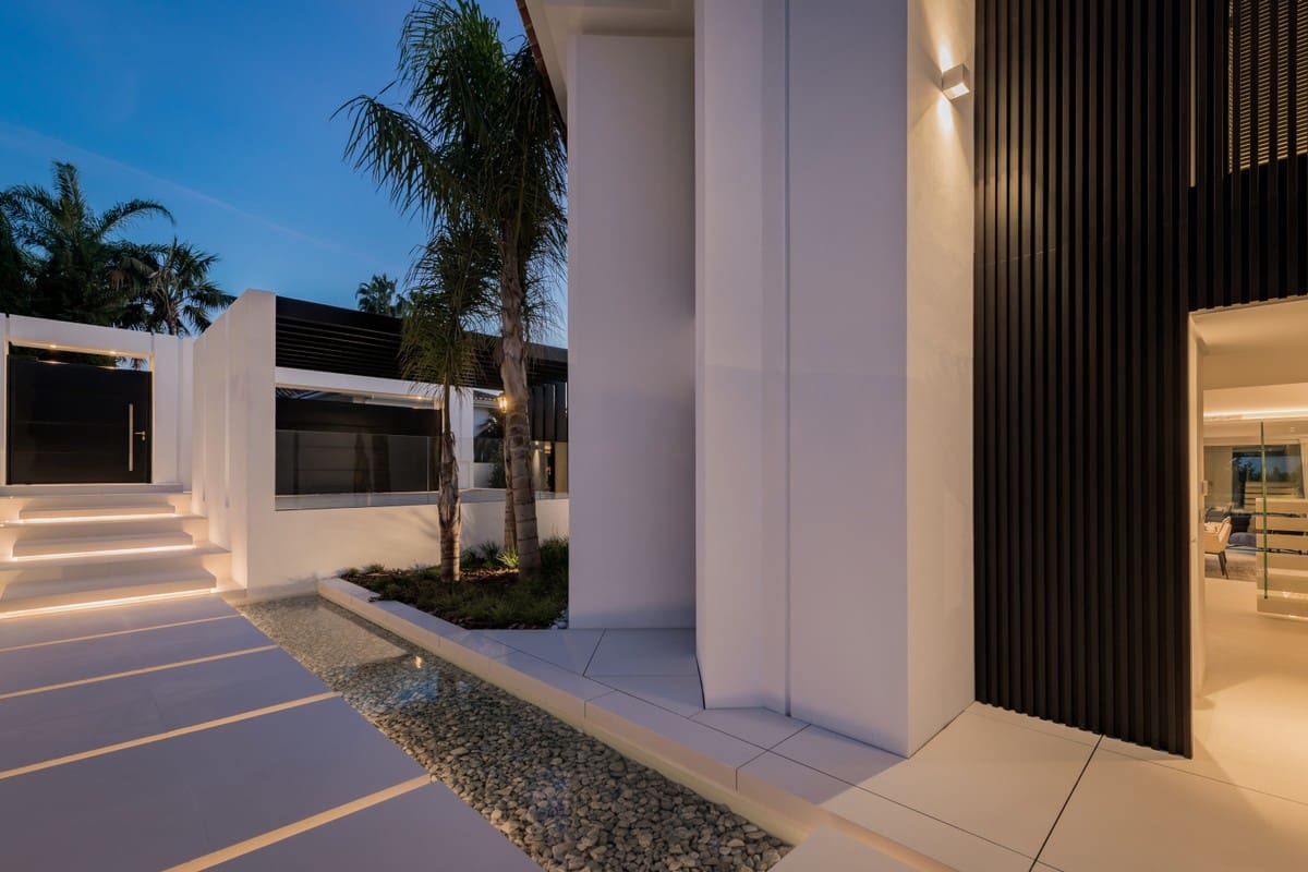 5 bedroom Villa for sale in Nueva Andalucia with pool garage - € 3,195,000 (Ref: 8464431)