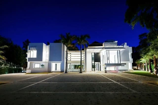 5 makuuhuone Huvila myytävänä paikassa Marbella mukana uima-altaan 
autotalli - 6 900 000 € (Ref: 8464434)