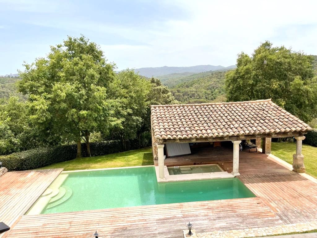 5 soveværelse Finca/Landehus til salg i Llagostera med swimmingpool garage - € 3.500.000 (Ref: 8464436)