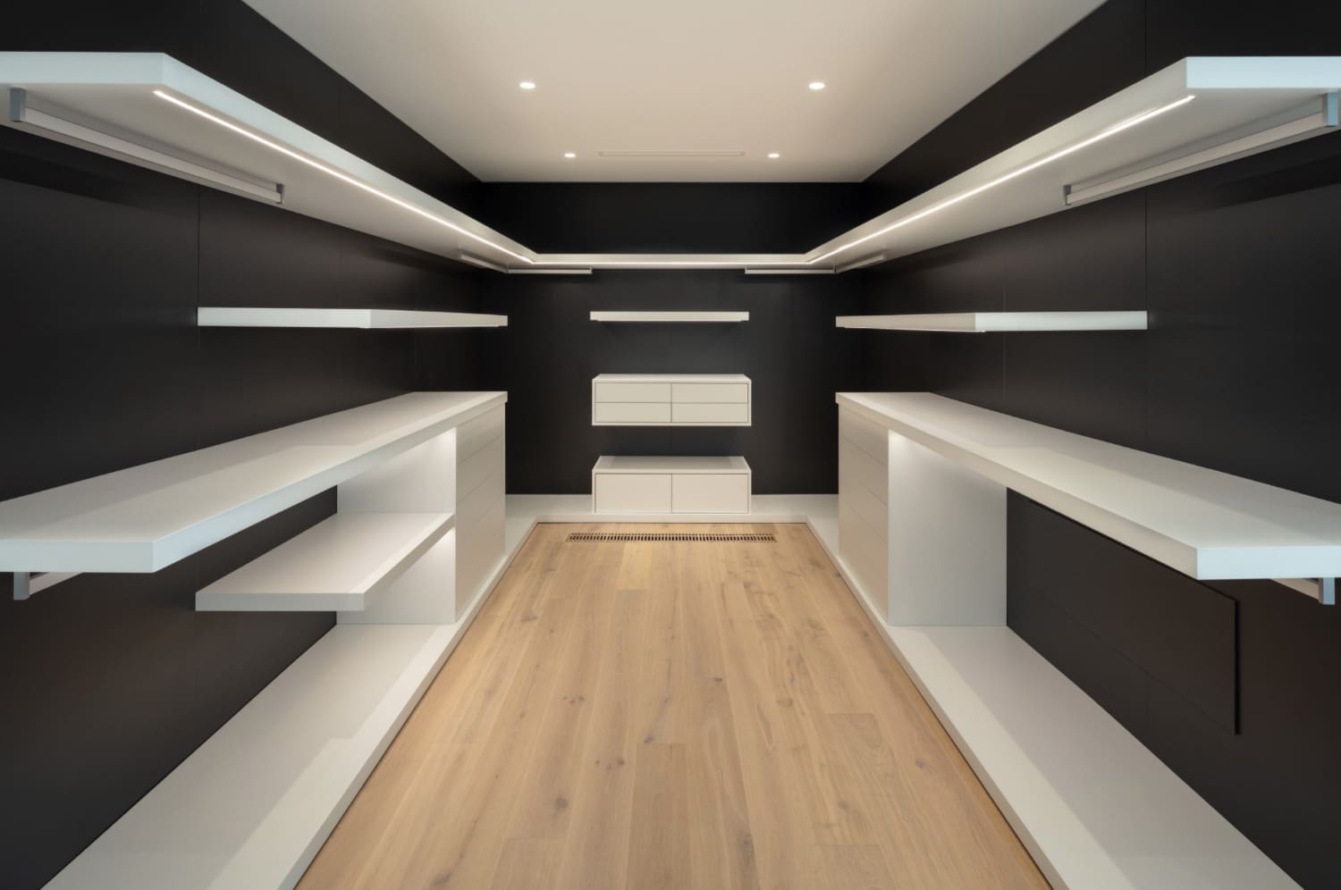 5 bedroom Villa for sale in Marbella with pool garage - € 3,900,000 (Ref: 8464453)