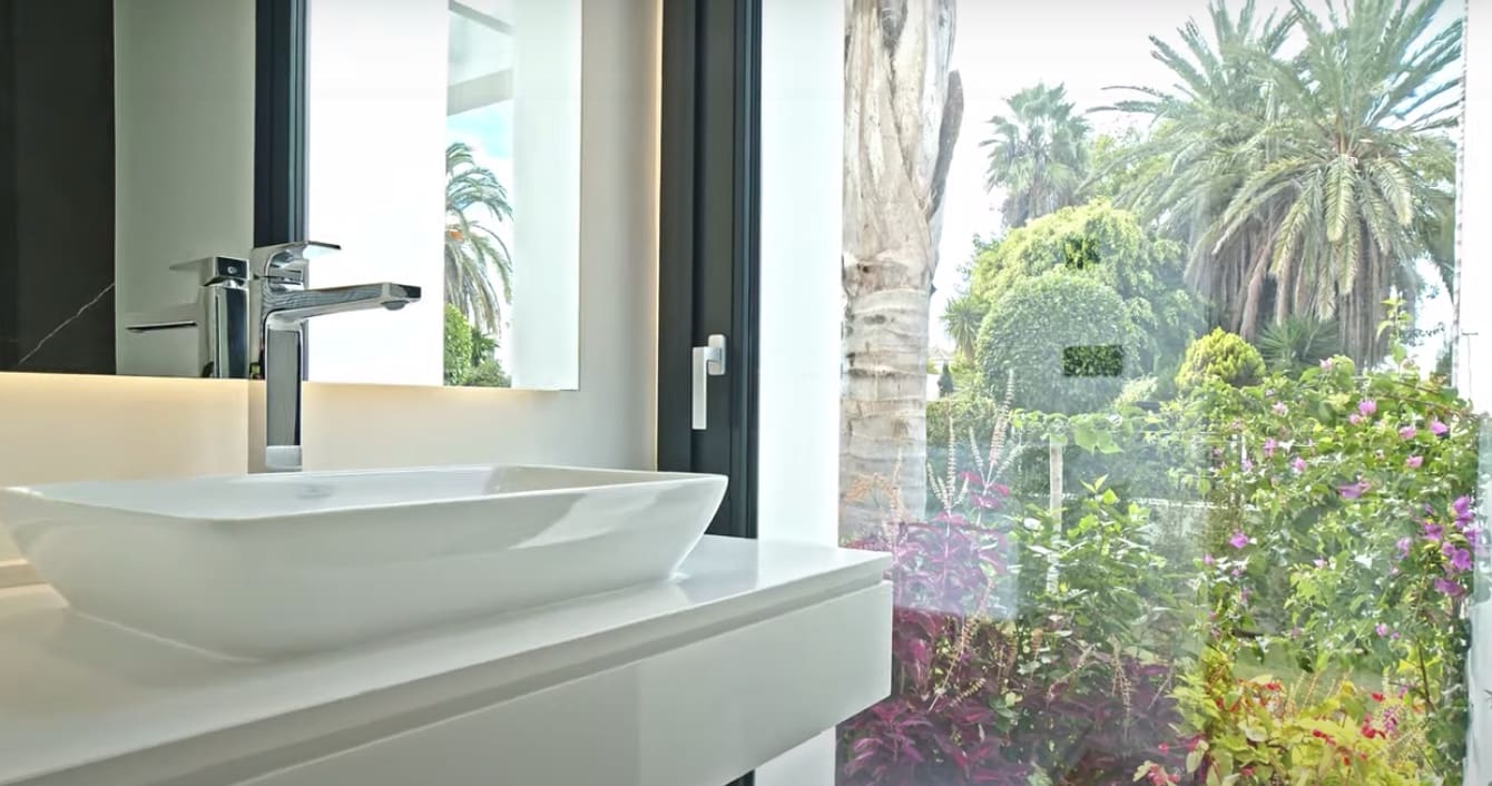 5 bedroom Villa for sale in Marbella with pool garage - € 3,900,000 (Ref: 8464453)