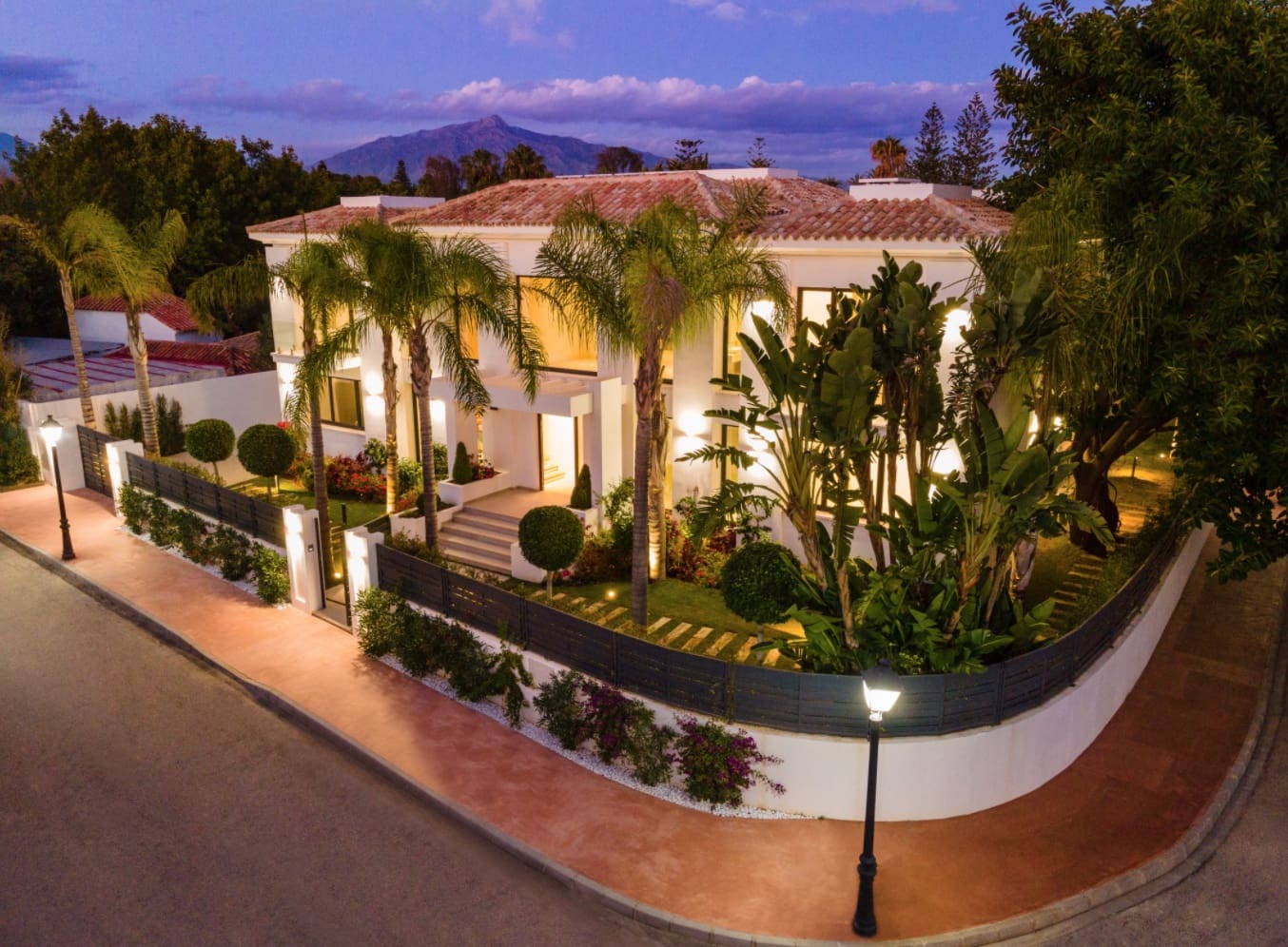 5 bedroom Villa for sale in Marbella with pool garage - € 3,900,000 (Ref: 8464453)