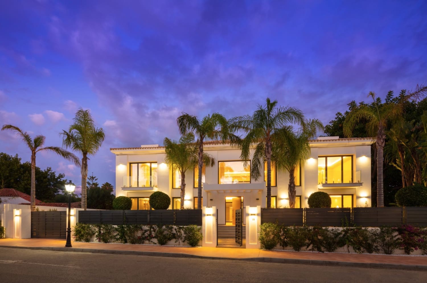 5 bedroom Villa for sale in Marbella with pool garage - € 3,900,000 (Ref: 8464453)