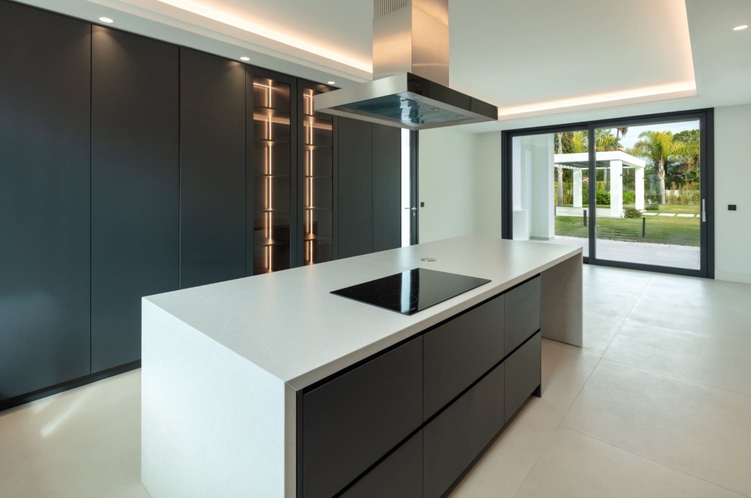 5 bedroom Villa for sale in Marbella with pool garage - € 3,900,000 (Ref: 8464453)