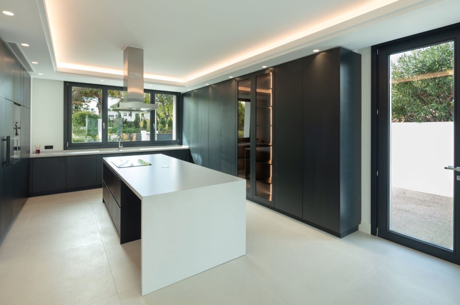 5 bedroom Villa for sale in Marbella with pool garage - € 3,900,000 (Ref: 8464453)