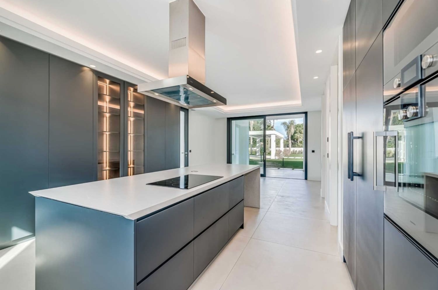 5 bedroom Villa for sale in Marbella with pool garage - € 3,900,000 (Ref: 8464453)