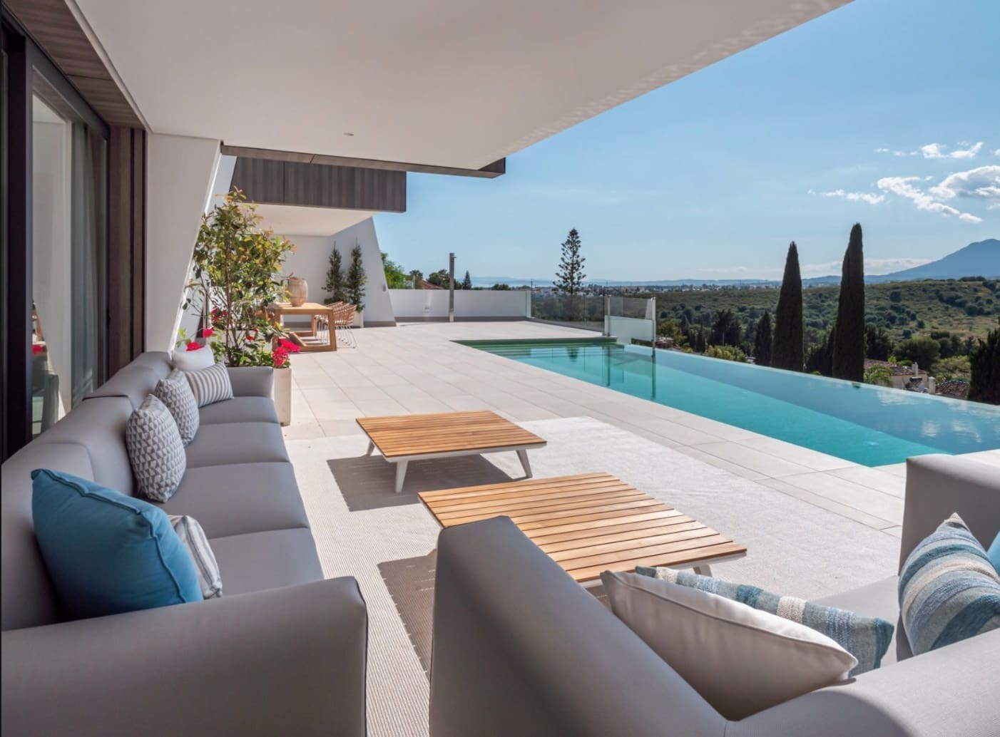 4 bedroom Villa for sale in Estepona with pool garage - € 2,350,000 (Ref: 8464463)