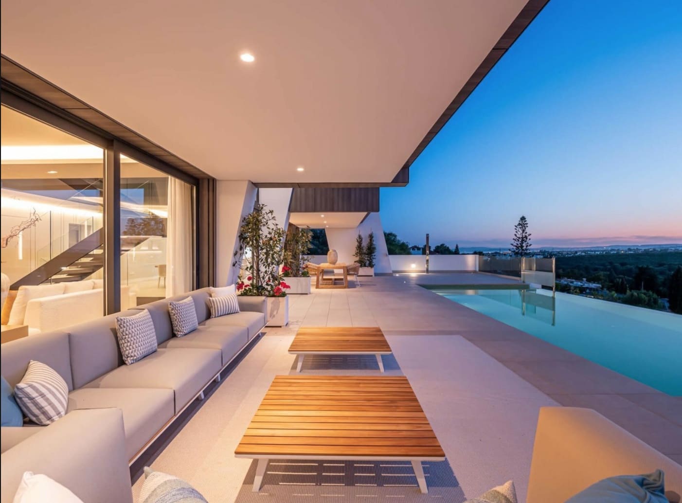 4 bedroom Villa for sale in Estepona with pool garage - € 2,350,000 (Ref: 8464463)