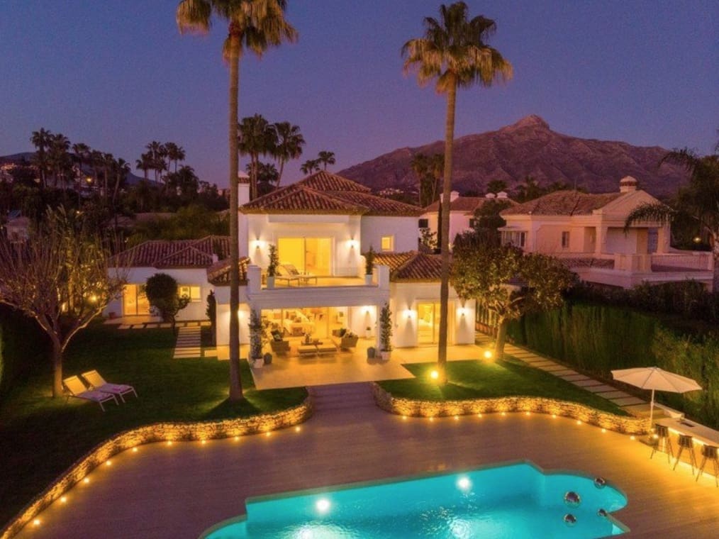 4 soverom Villa til salgs i Nueva Andalucia med svømmebasseng garasje - € 3 250 000 (Ref: 8464473)