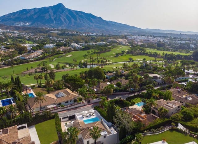 Chalet de 4 habitaciones en Nueva Andalucia, Marbella en venta con piscina garaje - 3.245.000 € (Ref: 8464474)