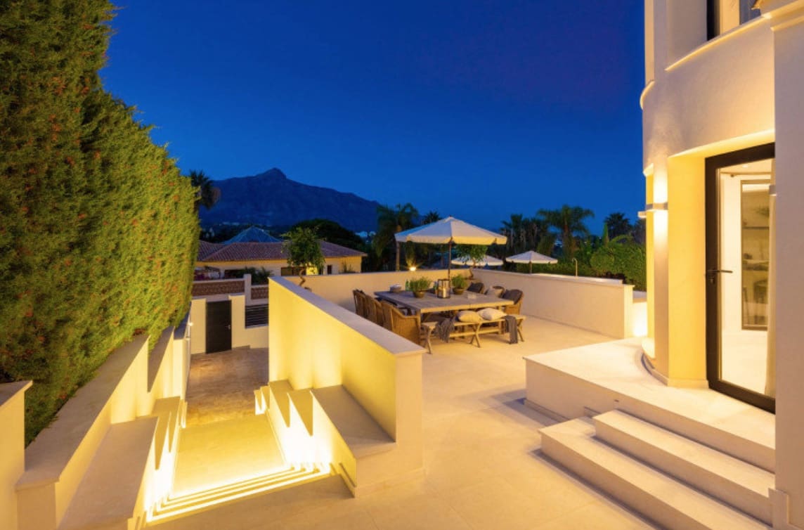 4 bedroom Villa for sale in Nueva Andalucia with pool garage - € 3,245,000 (Ref: 8464474)
