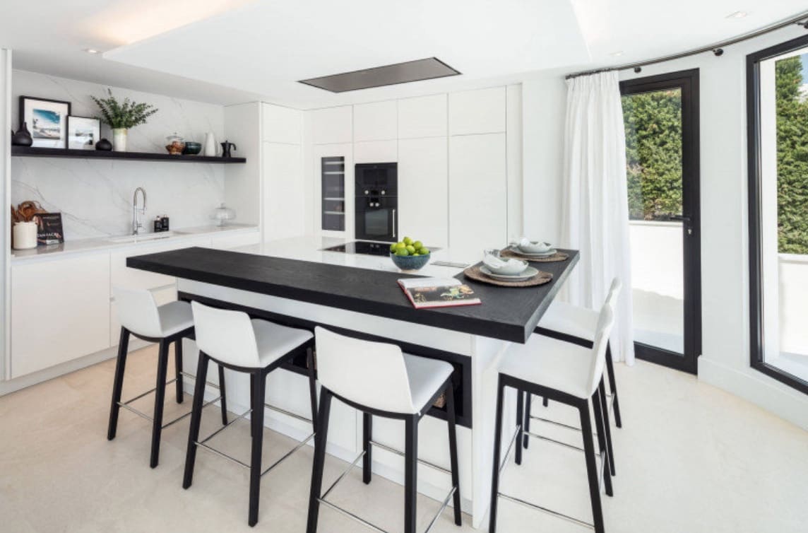 4 bedroom Villa for sale in Nueva Andalucia with pool garage - € 3,245,000 (Ref: 8464474)