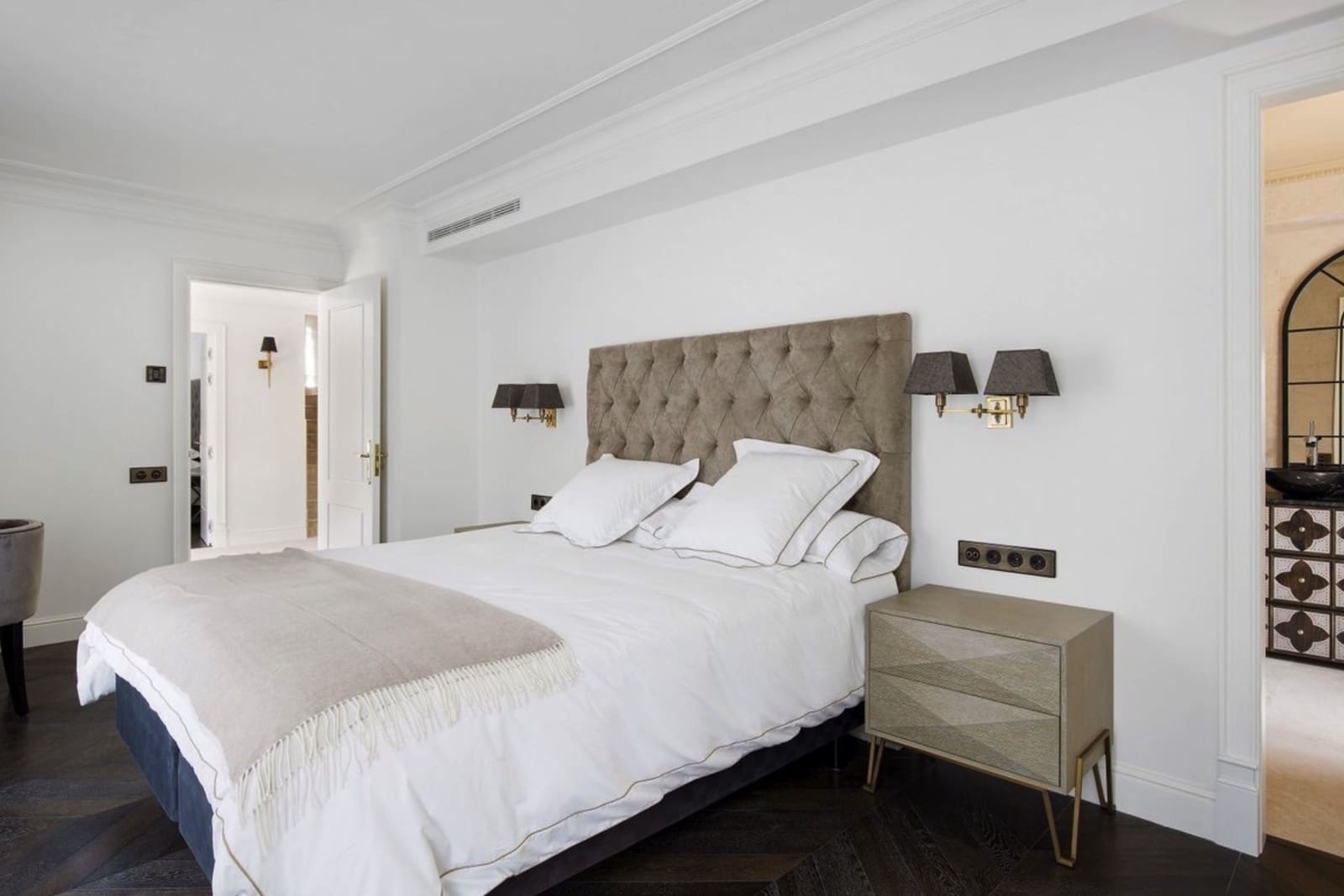 8 soveværelse Villa til salg i Barcelona by med swimmingpool garage - € 24.600.000 (Ref: 8464491)