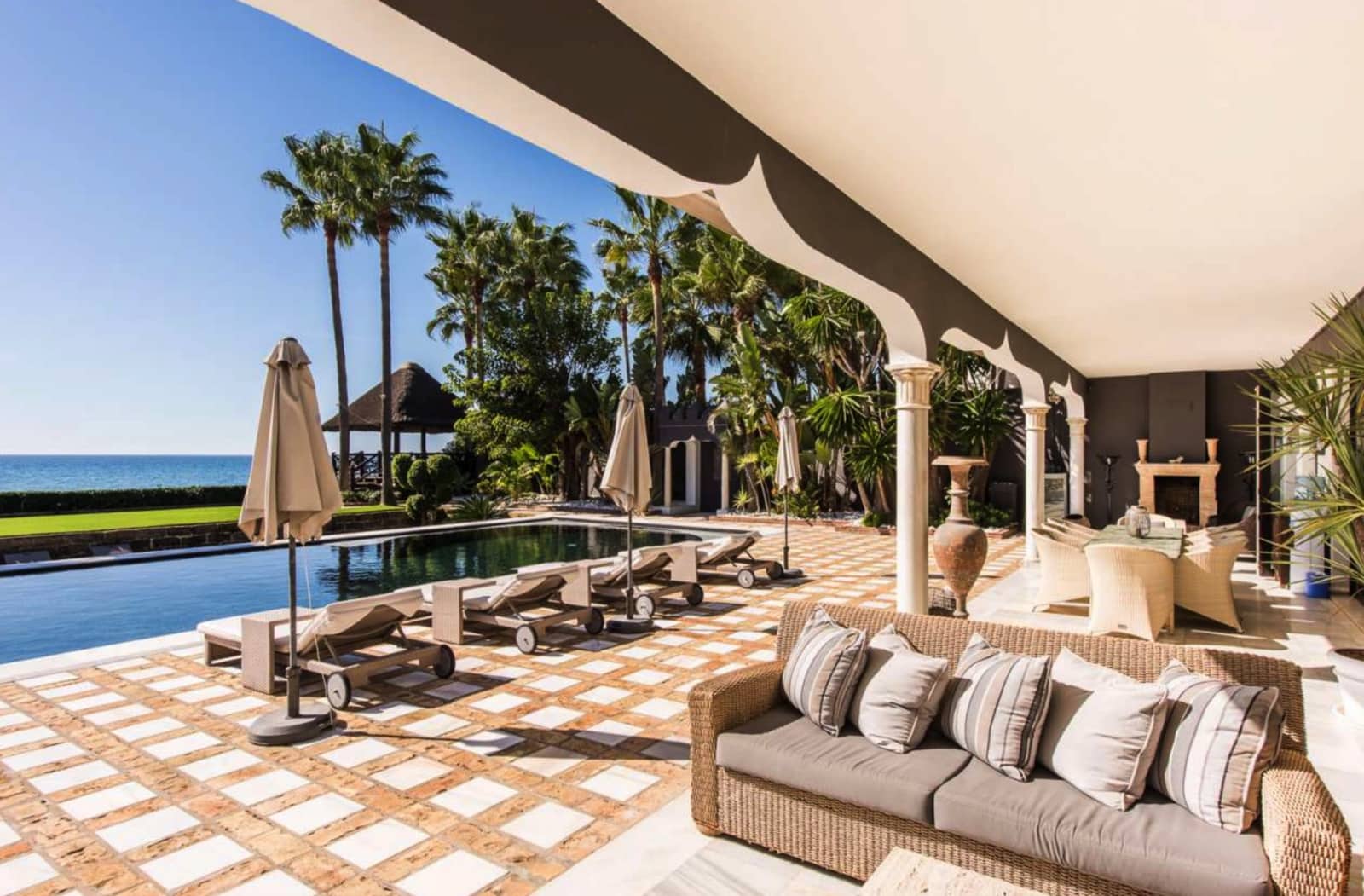 6 soveværelse Villa til salg i Los Monteros med swimmingpool garage - € 17.000.000 (Ref: 8464492)