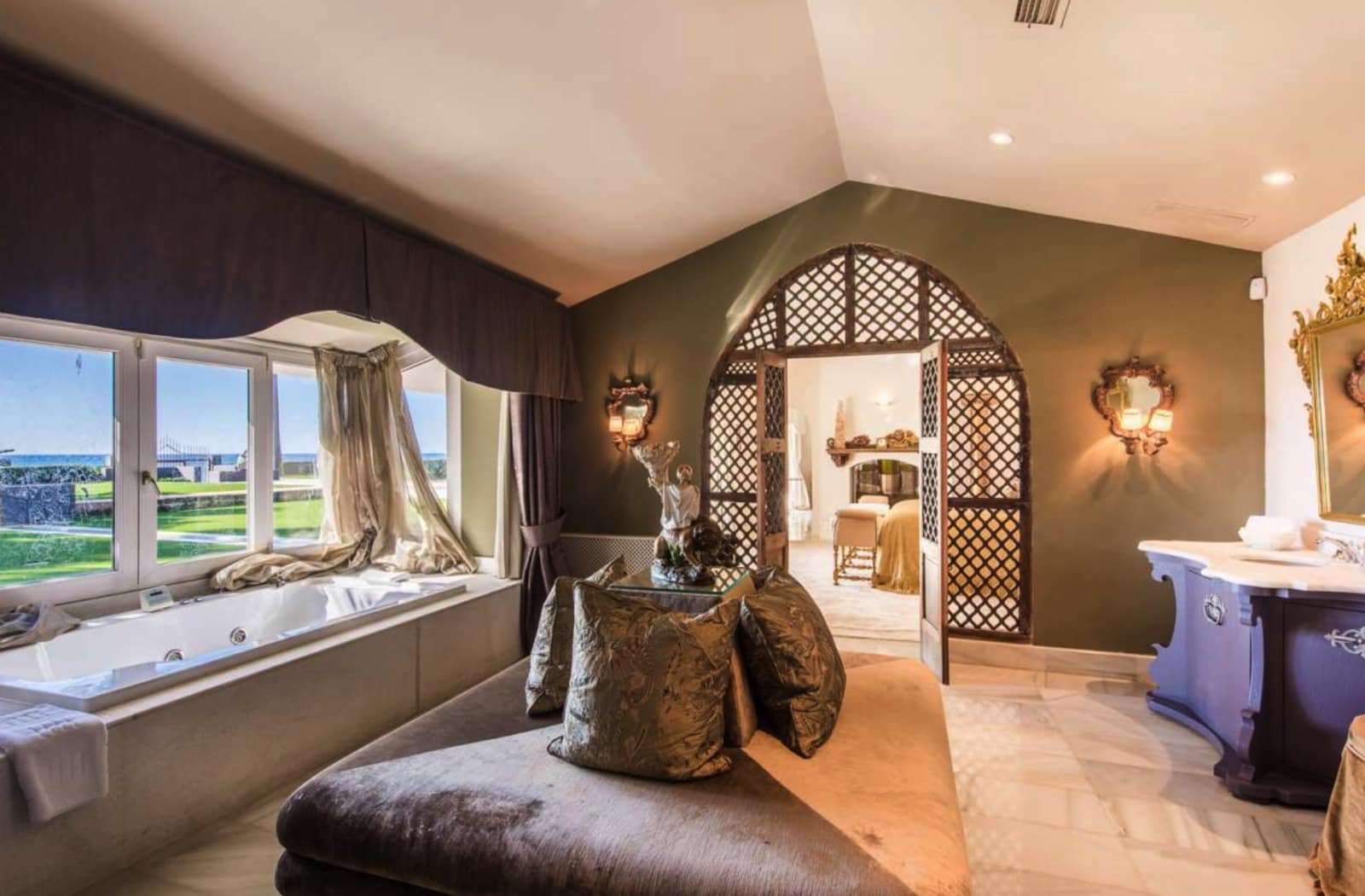 6 soveværelse Villa til salg i Los Monteros med swimmingpool garage - € 17.000.000 (Ref: 8464492)