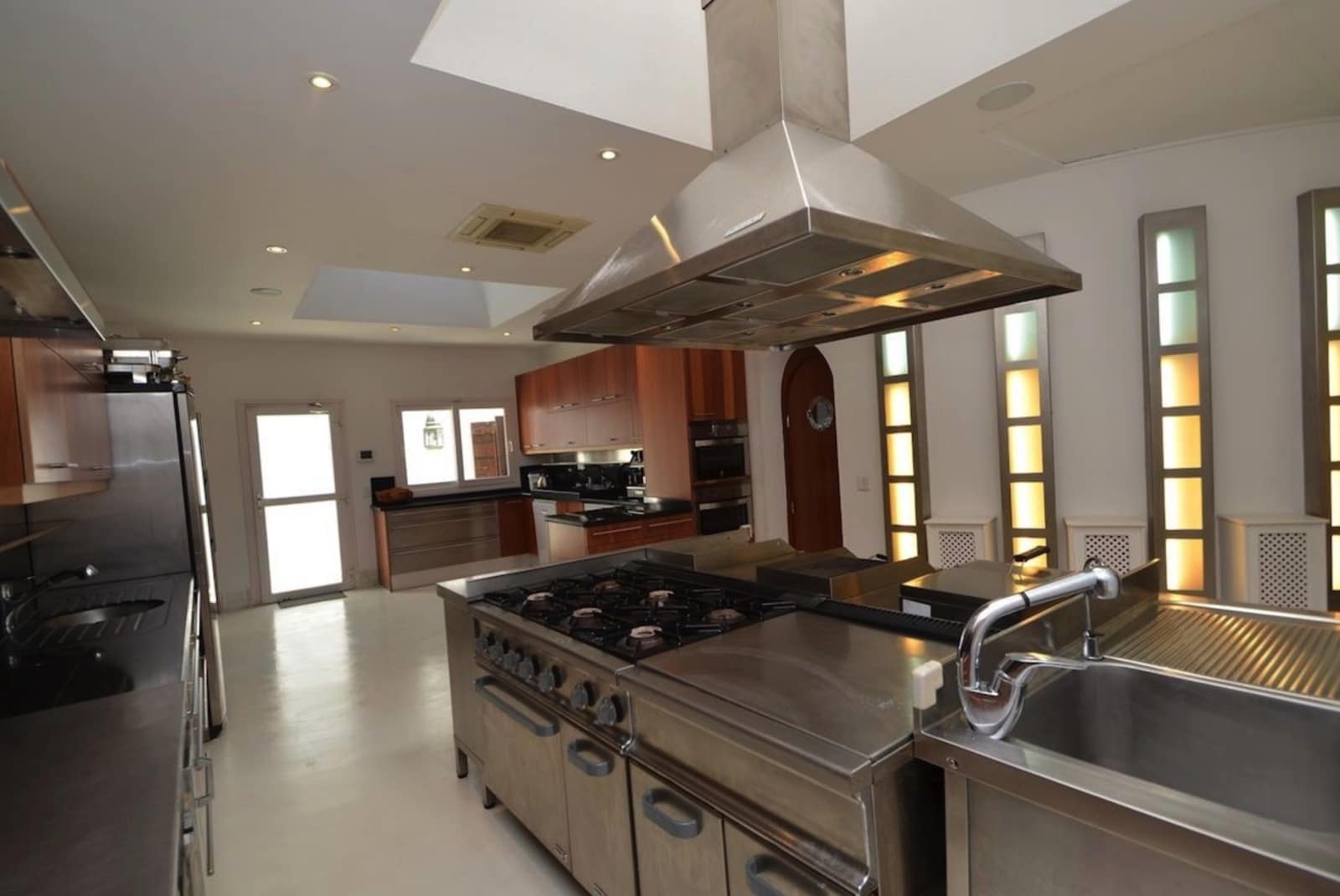 6 soveværelse Villa til salg i Los Monteros med swimmingpool garage - € 17.000.000 (Ref: 8464492)