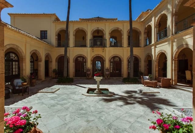 8 soverom Villa til salgs i Estepona med svømmebasseng garasje - € 15 000 000 (Ref: 8464495)