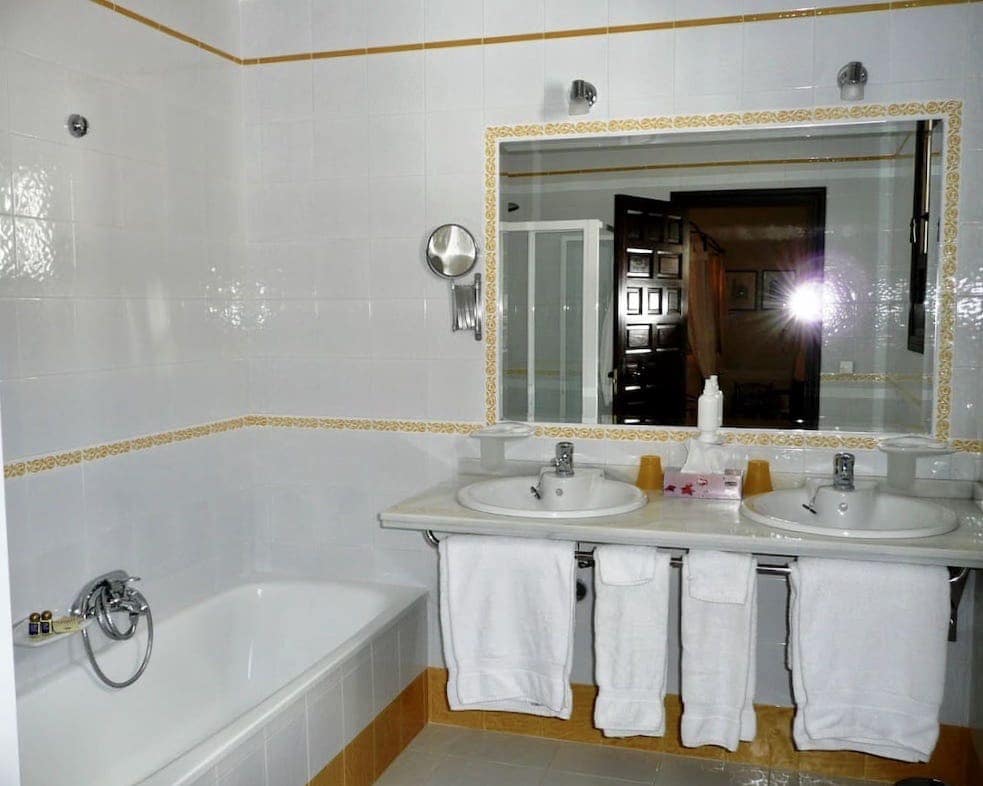 13 soveværelse Finca/Landehus til salg i Malaga by med swimmingpool garage - € 2.200.000 (Ref: 8550240)