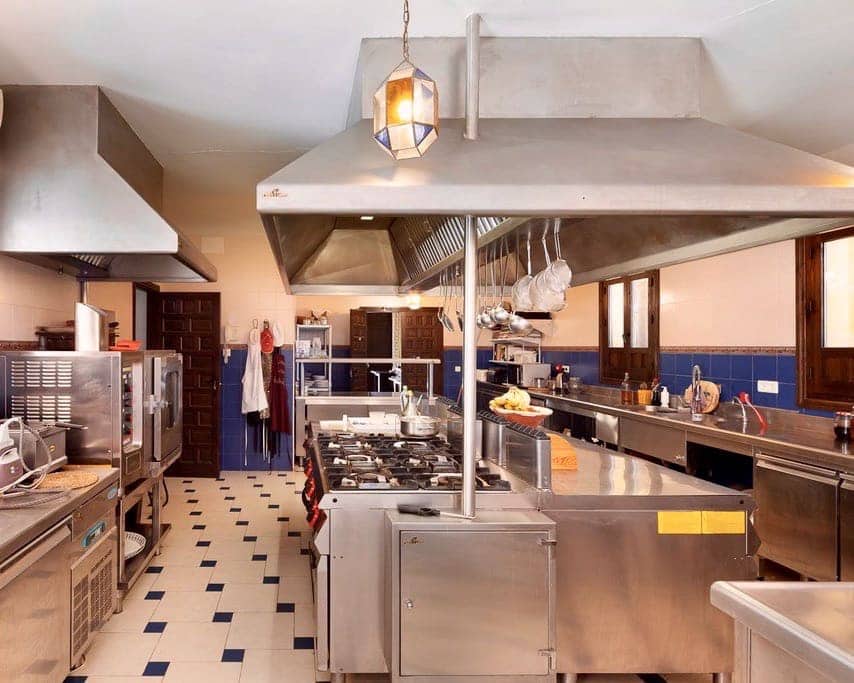 13 soveværelse Finca/Landehus til salg i Malaga by med swimmingpool garage - € 2.200.000 (Ref: 8550240)