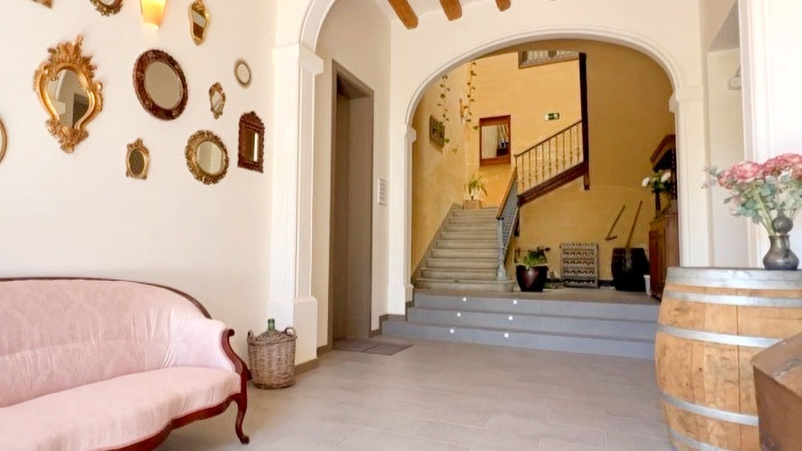 18 soveværelse Finca/Landehus til salg i La Pobla de Claramunt med swimmingpool garage - € 2.350.000 (Ref: 9064592)