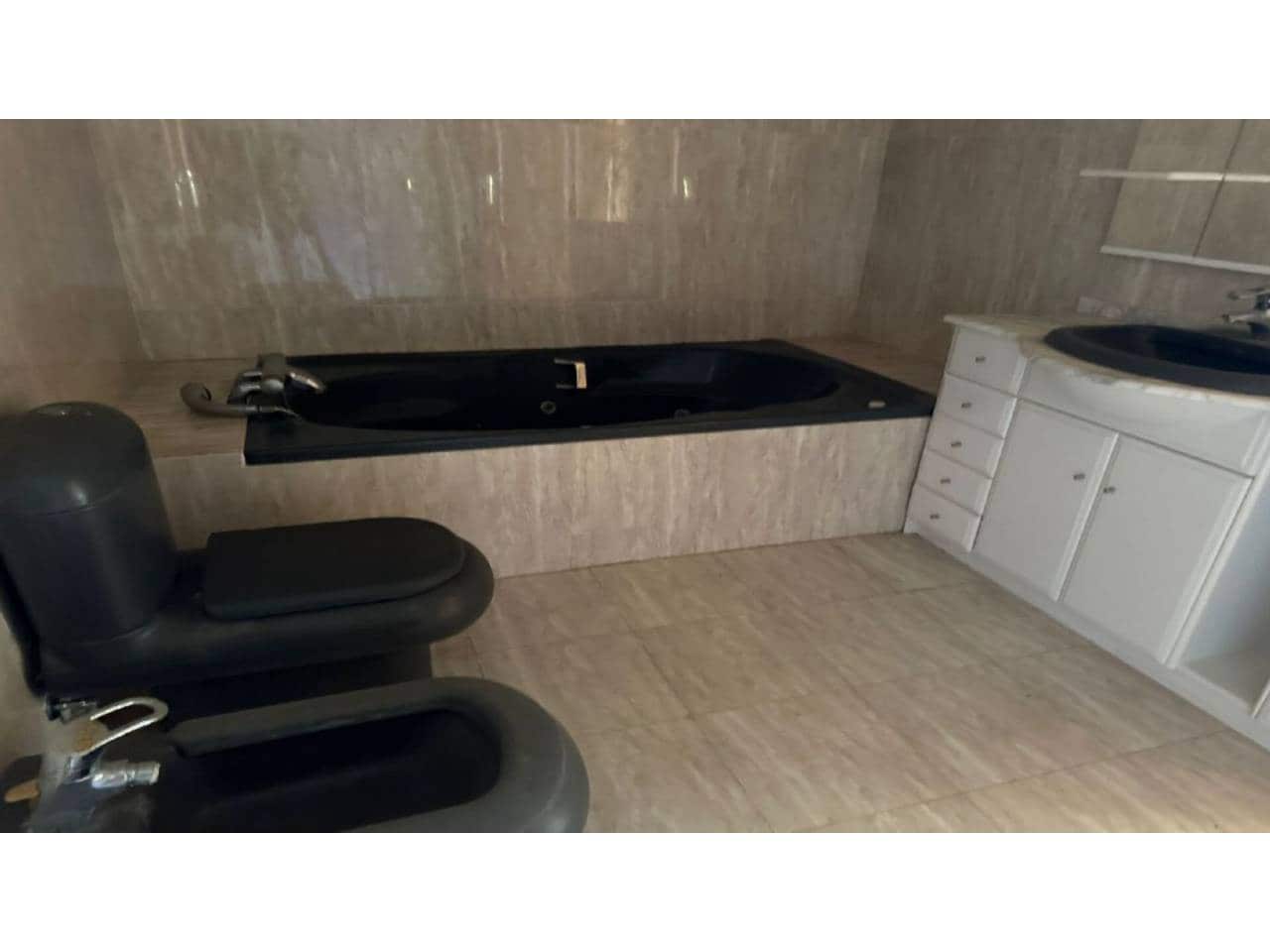 4 Zimmer Villa zu verkaufen in Torrevieja mit Pool Garage - 520.000 € (Ref: 8541741)