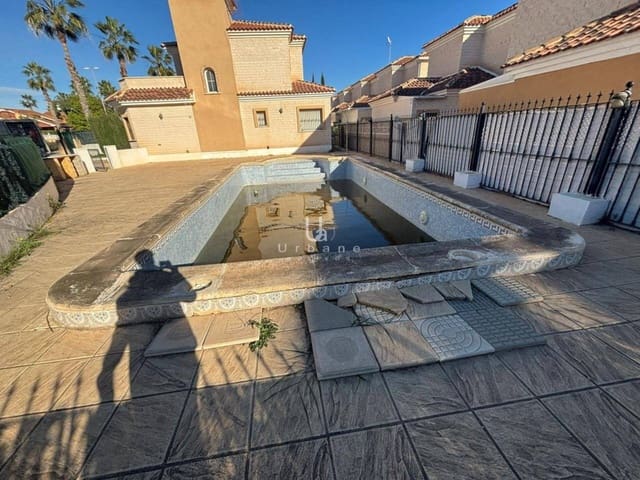 Chalet de 3 habitaciones en Guardamar del Segura en venta con piscina garaje - 214.000 € (Ref: 8848684)