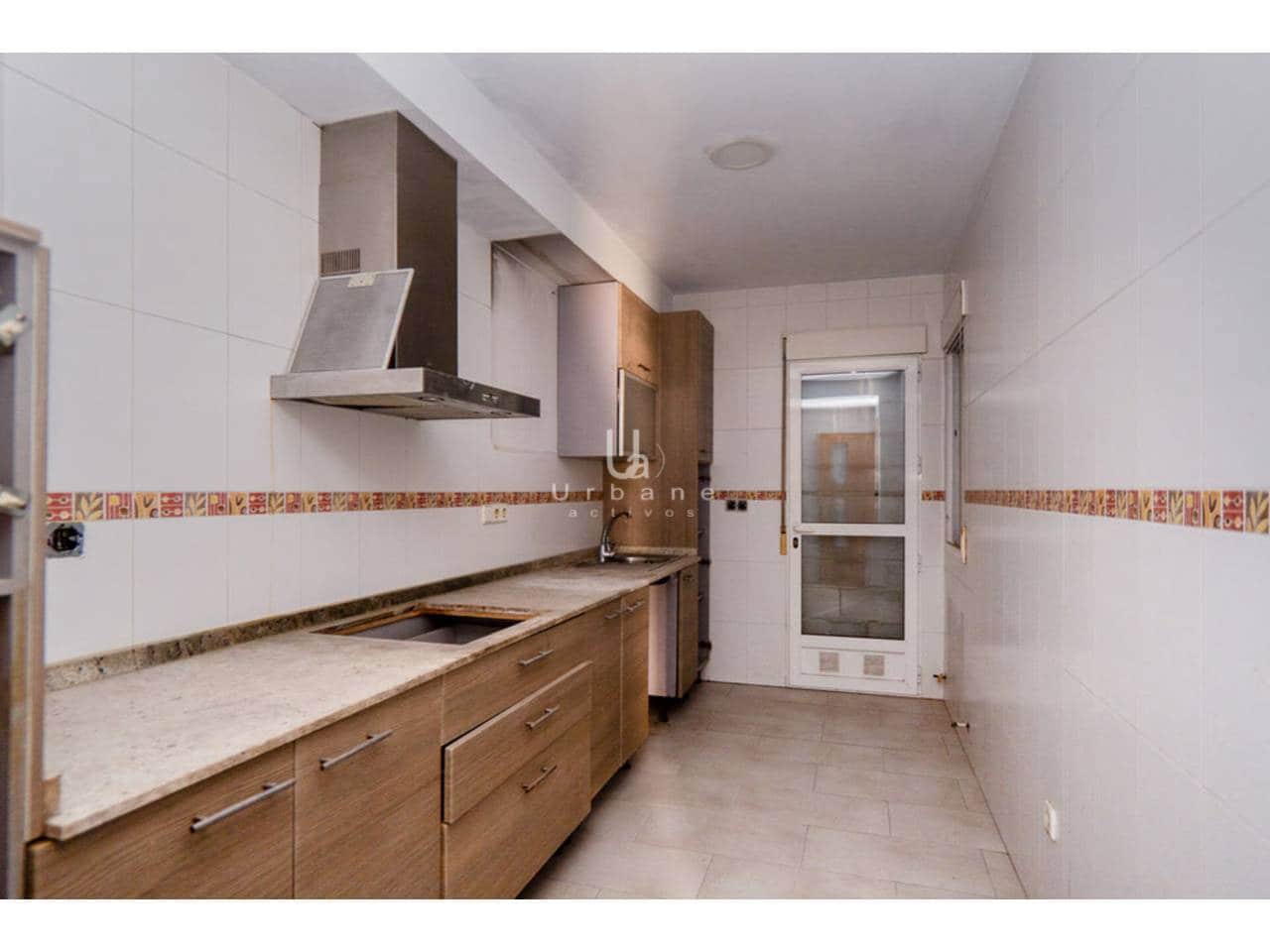 4 makuuhuone Rivitalo myytävänä paikassa Roda mukana uima-altaan 
autotalli - 190 000 € (Ref: 8985393)