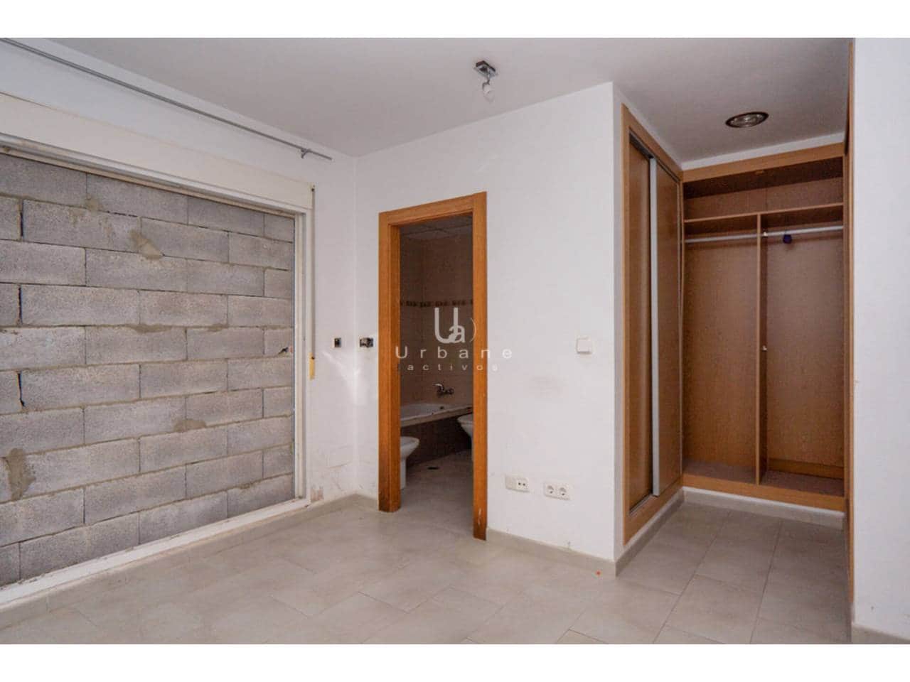 4 makuuhuone Rivitalo myytävänä paikassa Roda mukana uima-altaan 
autotalli - 190 000 € (Ref: 8985393)