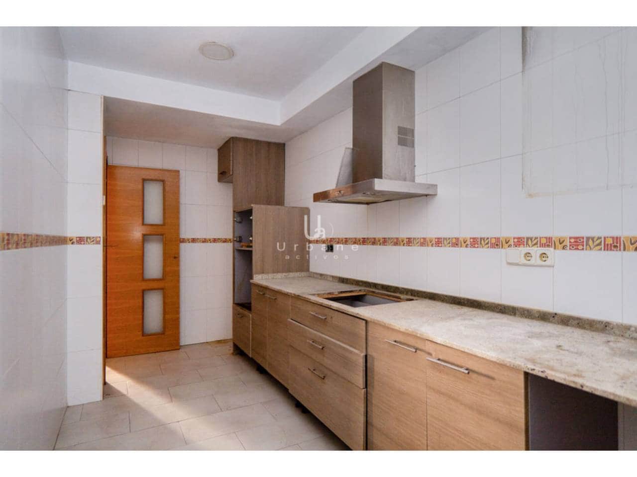 4 makuuhuone Rivitalo myytävänä paikassa Roda mukana uima-altaan 
autotalli - 190 000 € (Ref: 8985393)