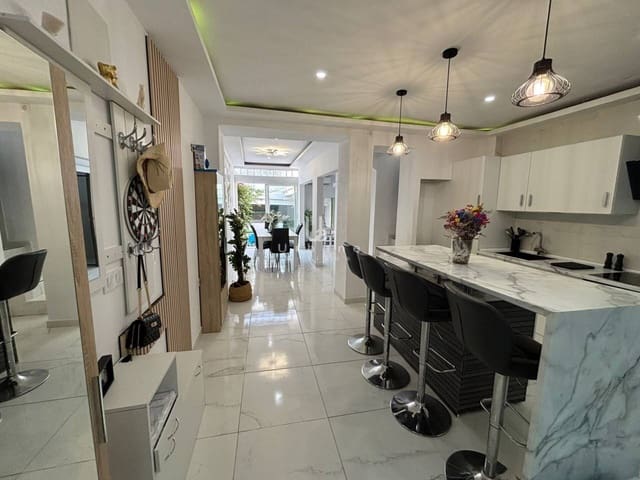 5 bedroom Townhouse for sale in Alginet with pool - € 230,000 (Ref: 9284922)