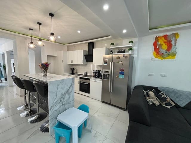 5 bedroom Townhouse for sale in Alginet with pool - € 230,000 (Ref: 9284922)