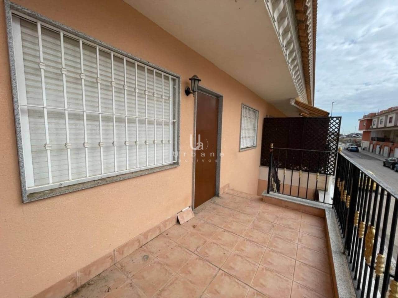 3 soveværelse Rækkehus til salg i Alicante by med garage - € 135.000 (Ref: 9361824)
