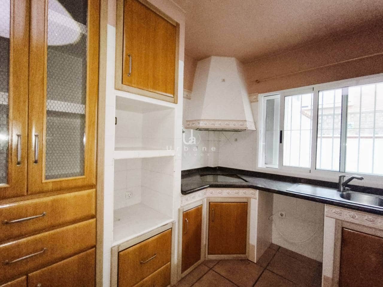 4 bedroom Townhouse for sale in El Puntal with garage - € 184,000 (Ref: 9436846)