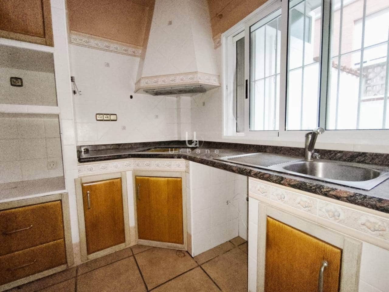 4 bedroom Townhouse for sale in El Puntal with garage - € 184,000 (Ref: 9436846)