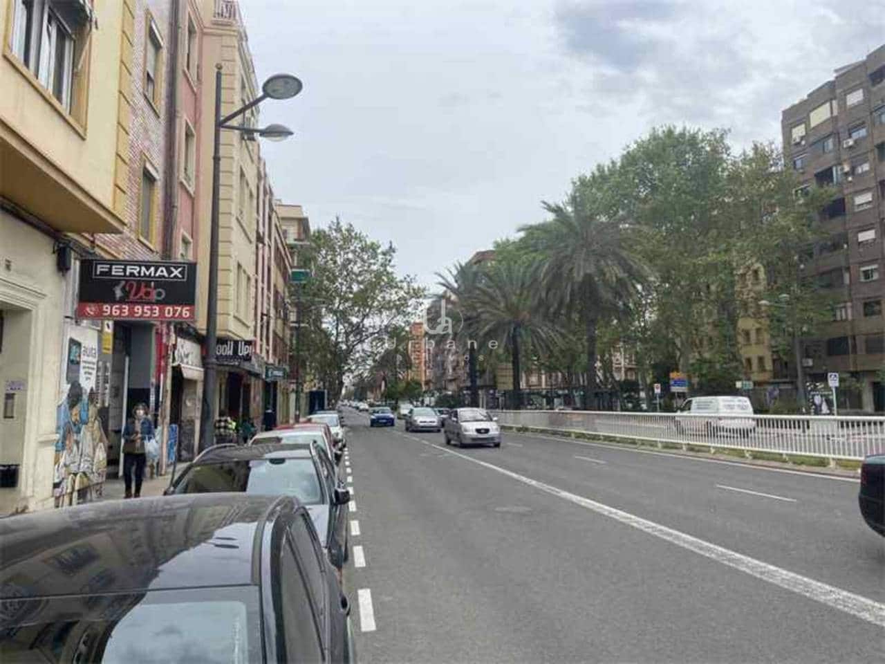 4 bedroom Flat for sale in Valencia city - € 200,000 (Ref: 9751543)