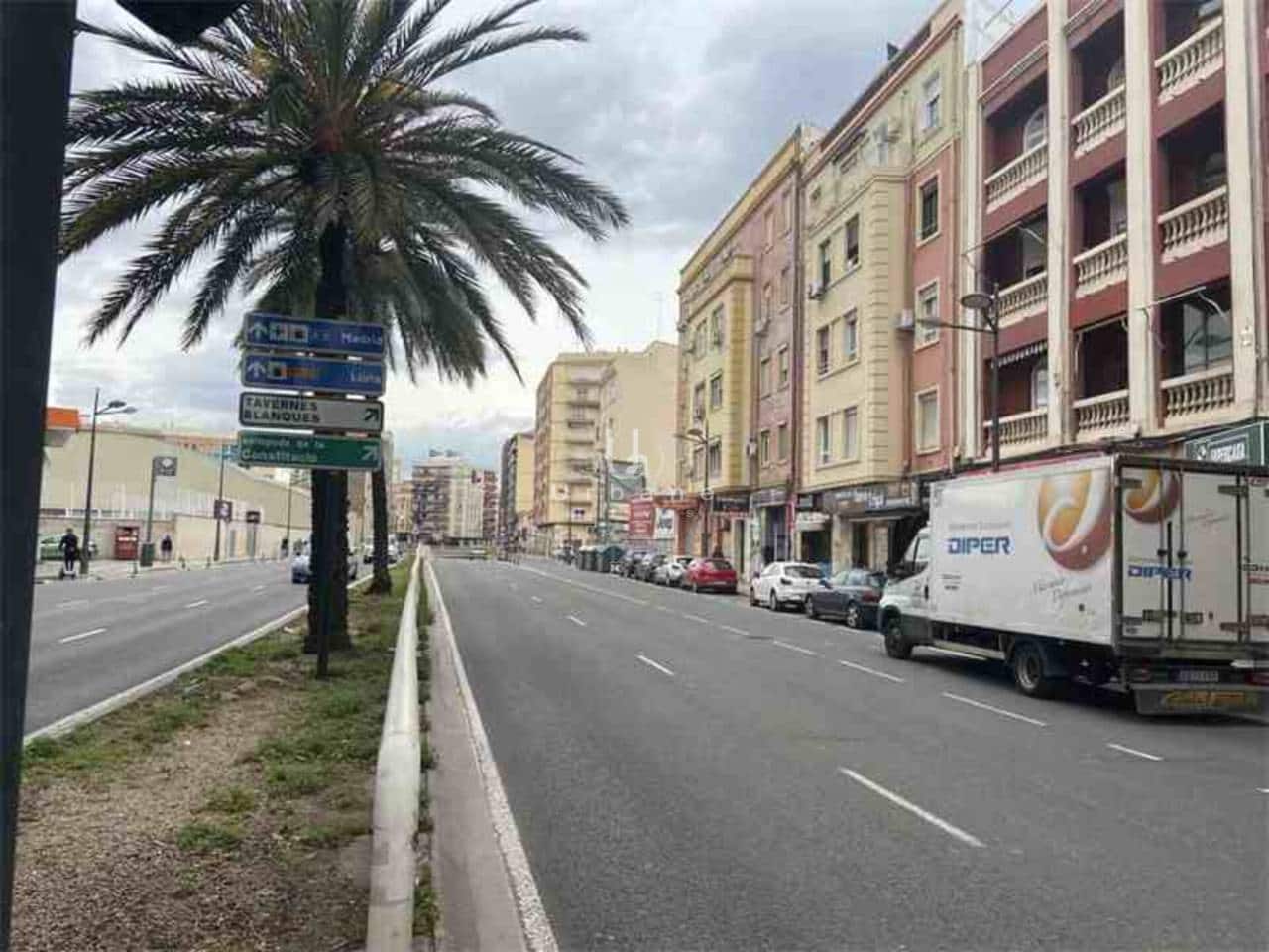 4 bedroom Flat for sale in Valencia city - € 200,000 (Ref: 9751543)