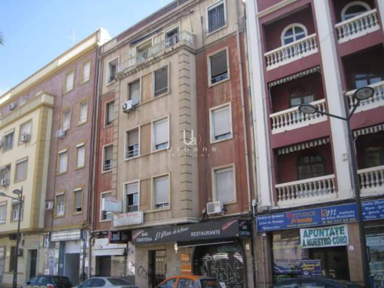 4 bedroom Flat for sale in Valencia city - € 200,000 (Ref: 9751543)