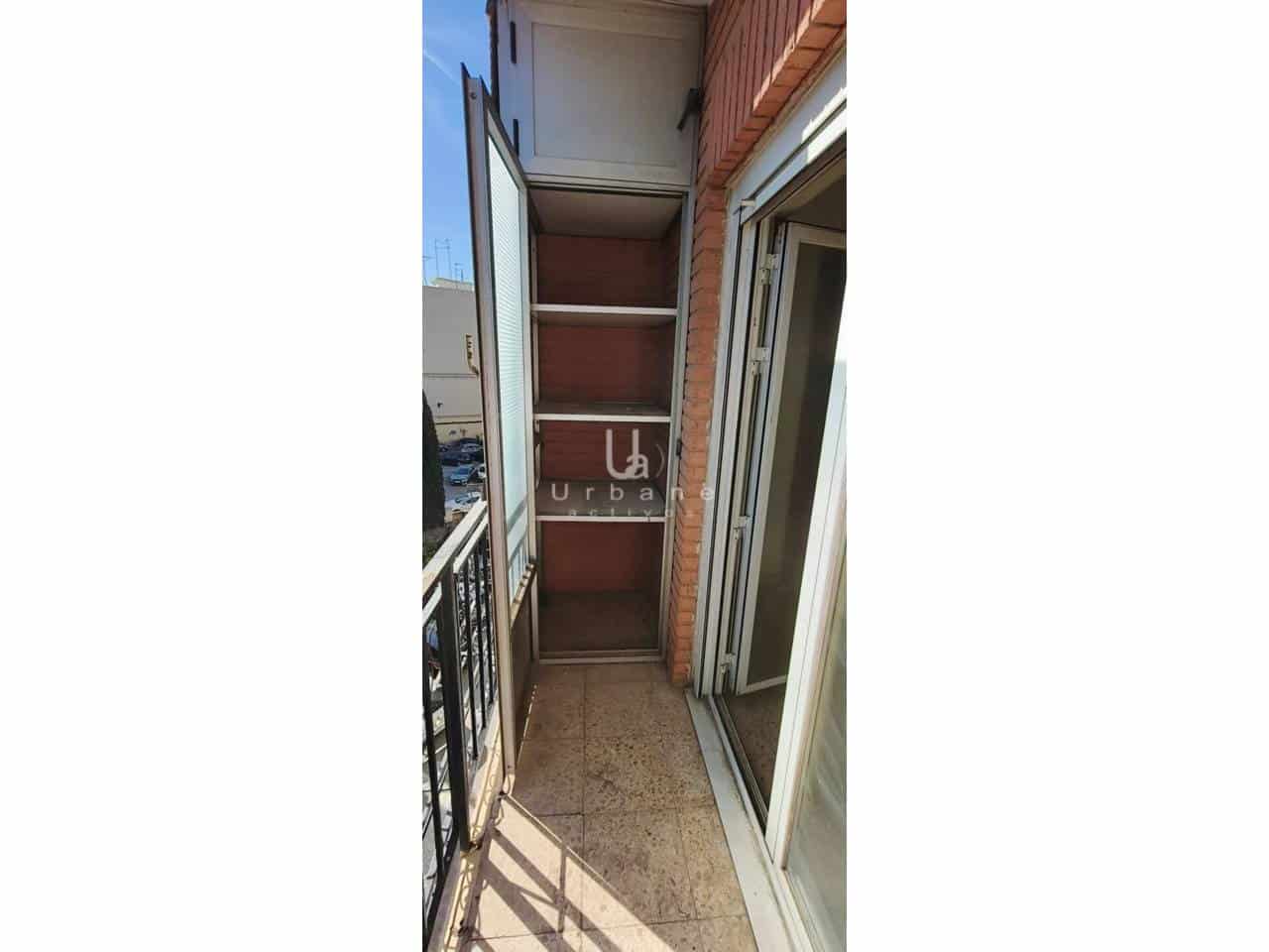 3 bedroom Flat for sale in Mislata - € 160,000 (Ref: 9803976)