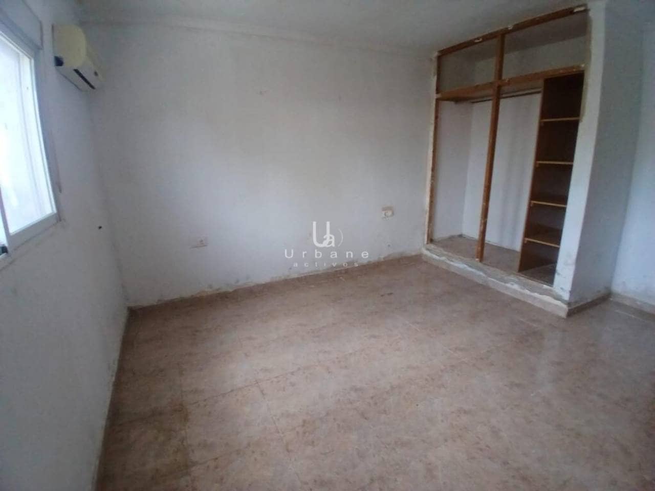 4 bedroom Finca/Country House for sale in Elche / Elx with pool - € 139,000 (Ref: 9866355)