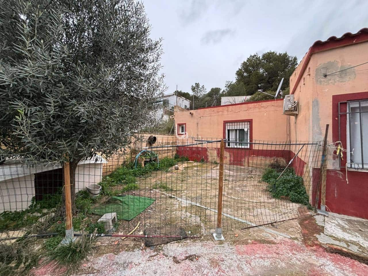 4 bedroom Villa for sale in Lliria with pool garage - € 180,000 (Ref: 9962032)