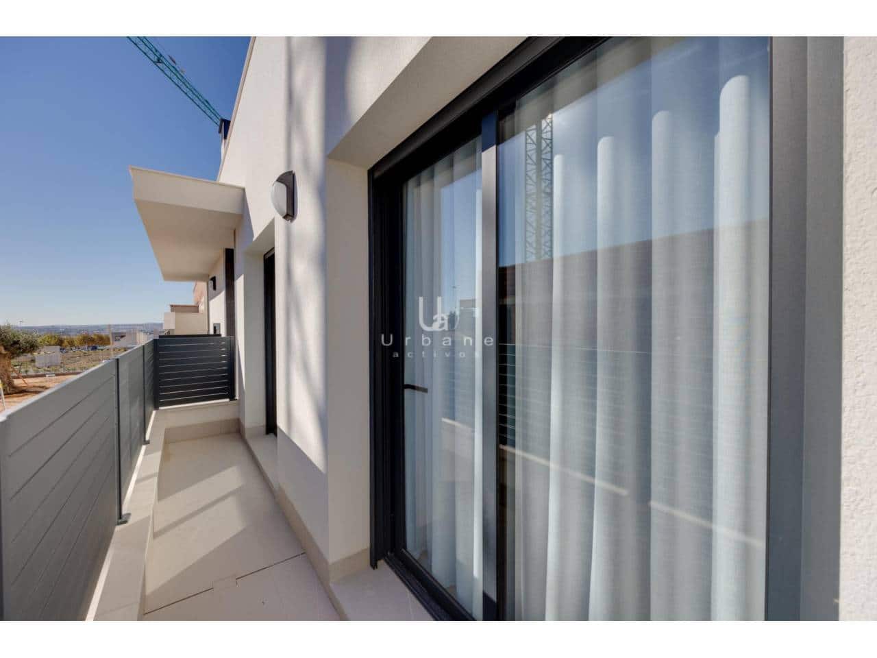 3 makuuhuone Huvila myytävänä paikassa Torrevieja mukana uima-altaan 
autotalli - 595 000 € (Ref: 9984147)
