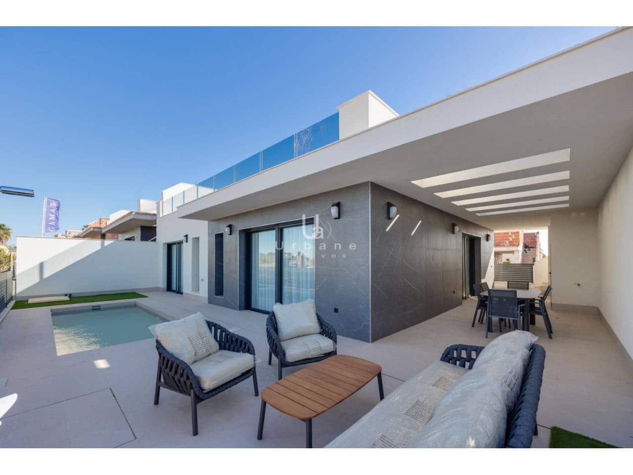 3 makuuhuone Huvila myytävänä paikassa Torrevieja mukana uima-altaan 
autotalli - 595 000 € (Ref: 9984147)