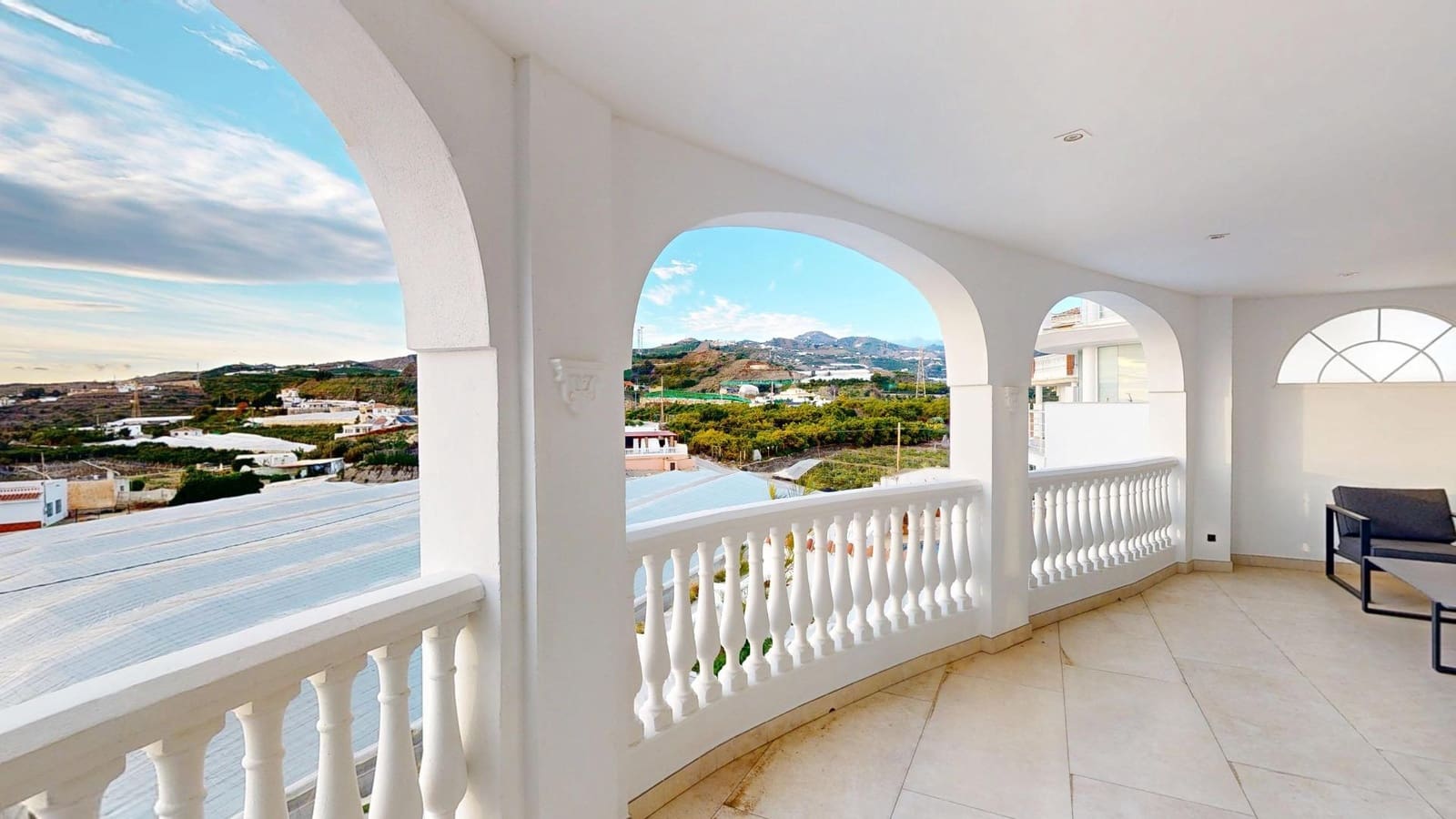 Chalet de 4 habitaciones en Torrox-Costa en venta con piscina garaje - 698.000 € (Ref: 10102670)