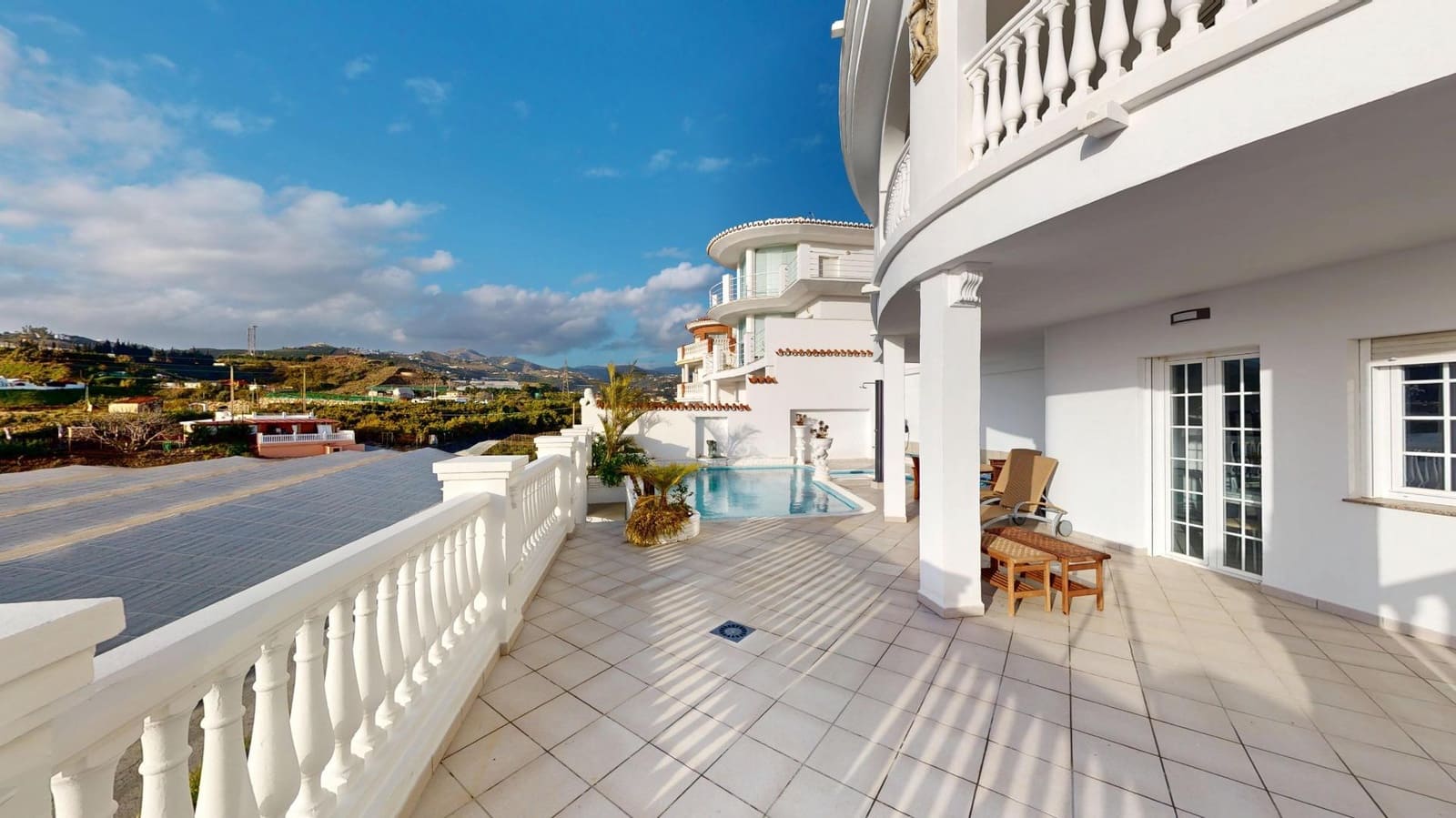Chalet de 4 habitaciones en Torrox-Costa en venta con piscina garaje - 698.000 € (Ref: 10102670)