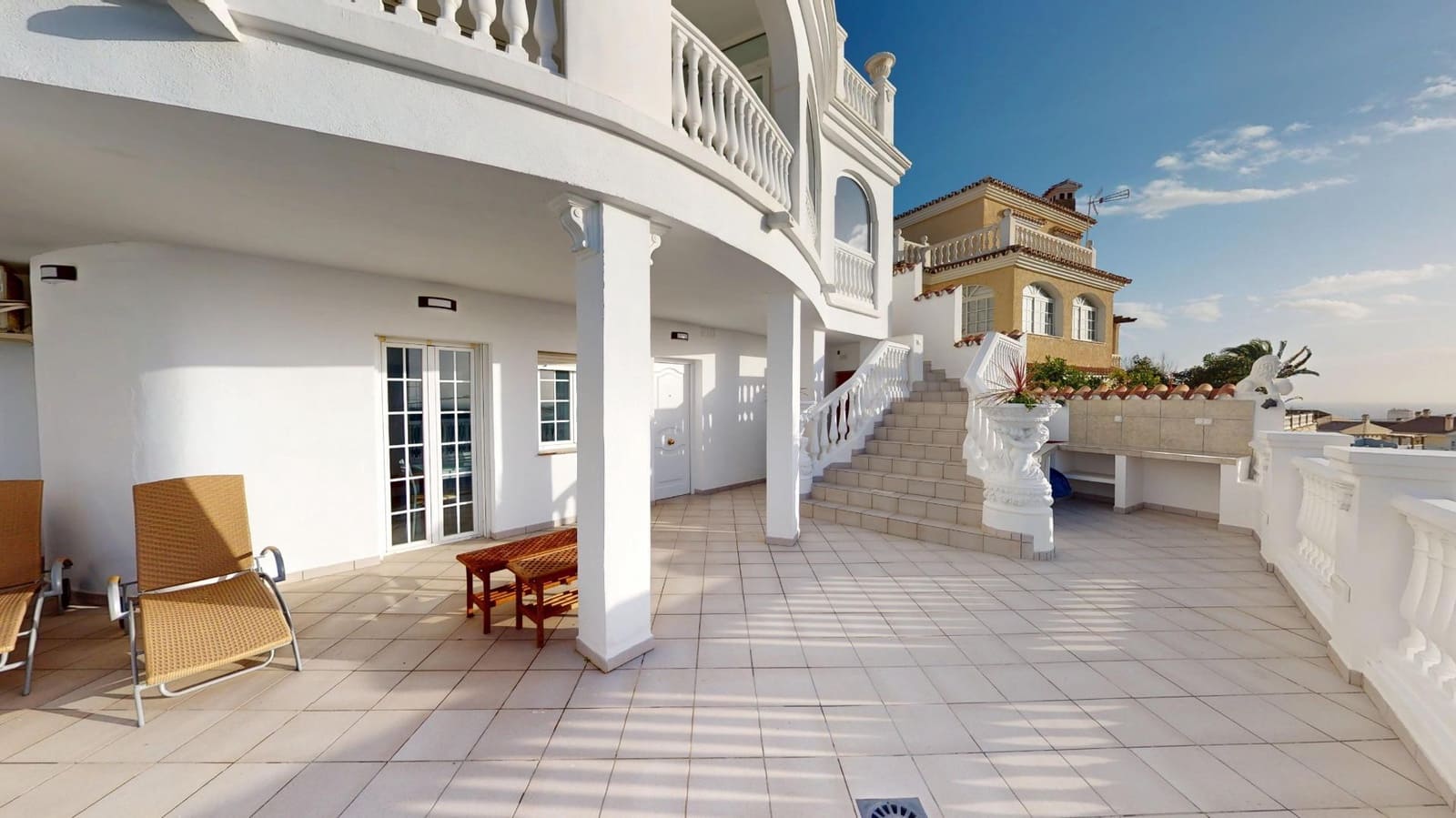 Chalet de 4 habitaciones en Torrox-Costa en venta con piscina garaje - 698.000 € (Ref: 10102670)